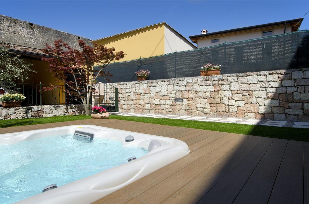 Appartement Accogliente Apt Al Centro Con Giardino E Jacuzzi à Torri Del Benaco Extérieur photo